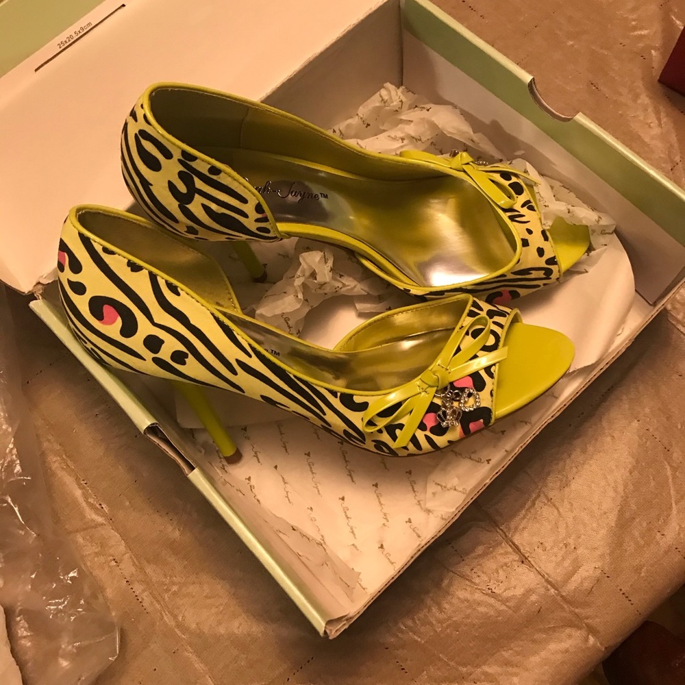 NWT. Sarah Jayne brand heels, size 8